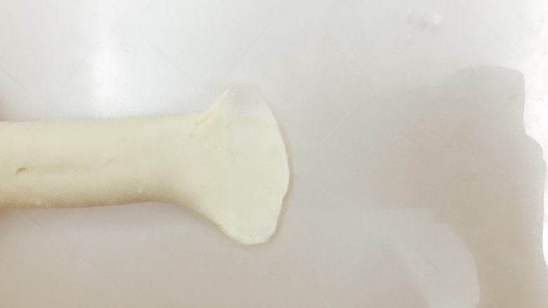 多拿滋面包(油炸),一头略搓细,一头擀开