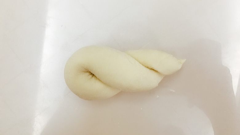 多拿滋面包(油炸),朝一个方向搓起