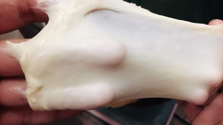 多拿滋面包(油炸),黄油融入面团后用5-6档打至可以拉出结实的薄膜。面团出缸,面温控制在22-26度最佳,然后面团整体在湿度80%温度28-30度的环境下发酵至1.5倍大
