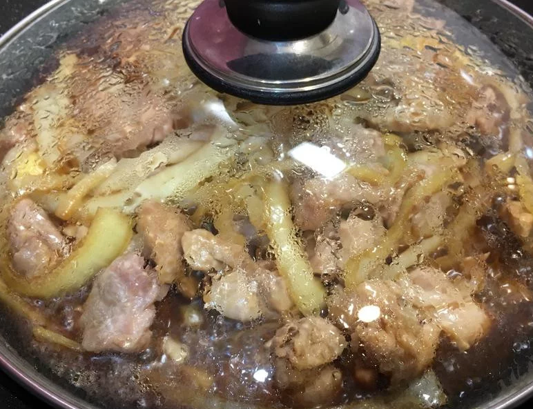一锅到底洋葱烧鸡,落盖闷至鸡块变软,约15分钟
