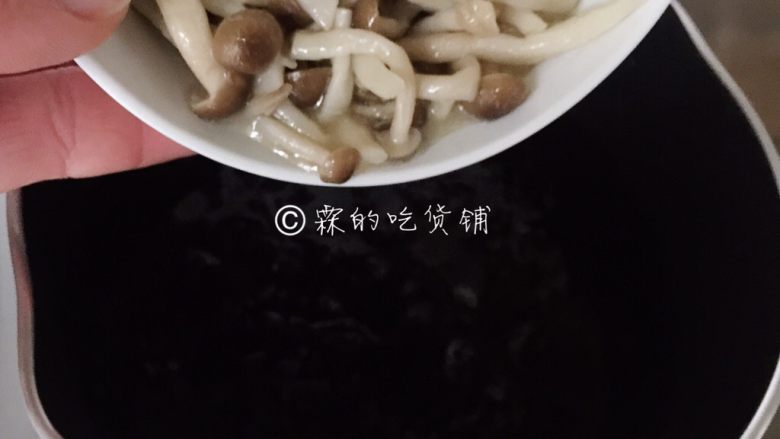 紫菜蟹味菇鸡丸汤,还有蟹味菇和适量鸡肉丸。