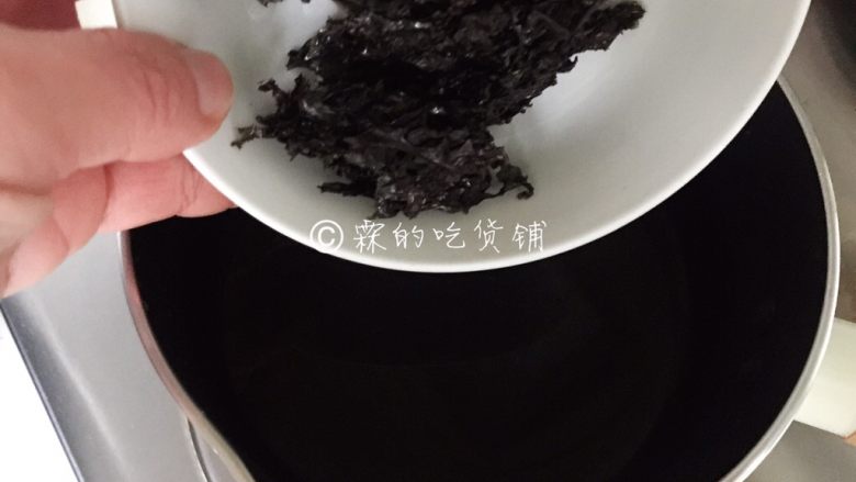 紫菜蟹味菇鸡丸汤,汤锅里根据食用人数，放入适量的水，把<a style='color:red;display:inline-block;' href='/shicai/ 273'>紫菜</a>放入。