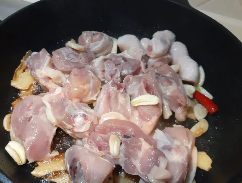 酱烧三杯鸡,倒入鸡肉部份煸炒至肉质变色