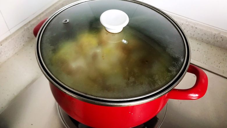 白菜腐皮炖五花肉,盖上锅盖,大火煮开之后转小火,焖煮7.8分钟