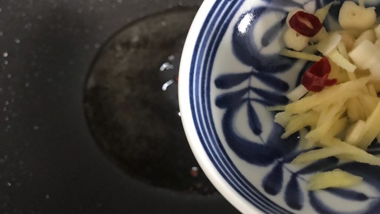 白菜腐皮炖五花肉,锅内不用添油,下大蒜生姜干红辣椒