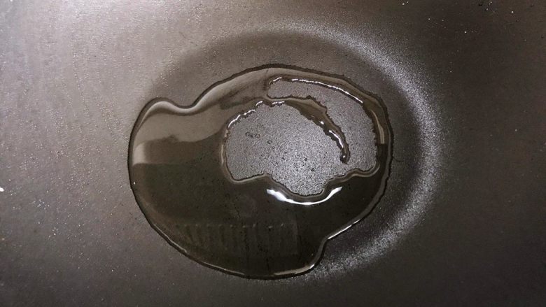 白菜腐皮炖五花肉,起油锅,油不用太多,热锅凉油