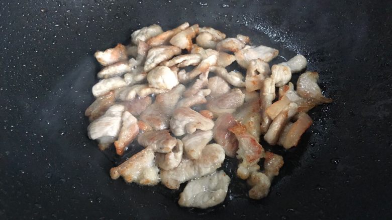 白菜腐皮炖五花肉,小火煸炒至五花肉变色,并有油脂排出,约摸需要5.6分钟