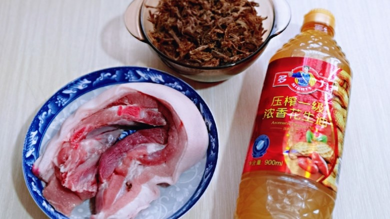 金牌天津扣肉#猪五花#,准备食材,首先将<a style='color:red;display:inline-block;' href='/shicai/ 707'>梅干菜</a>反复清洗,直到洗干净,再用冷水约25分钟。