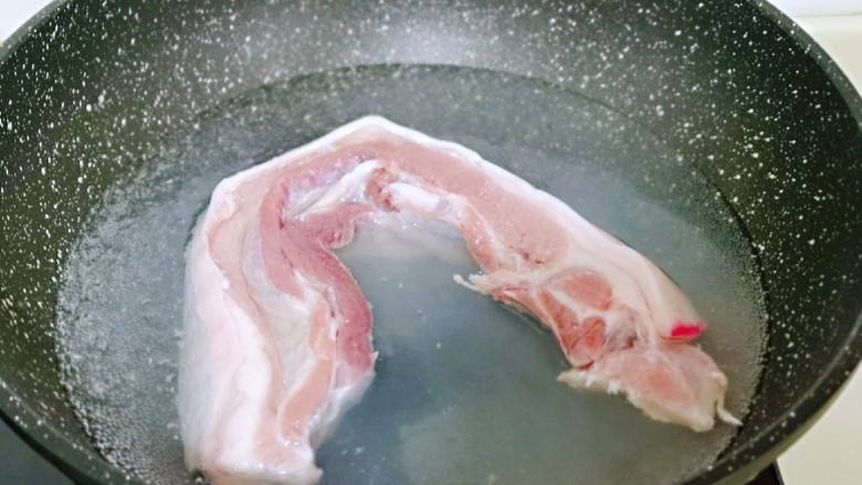 金牌天津扣肉#猪五花#,将<a style='color:red;display:inline-block;' href='/shicai/ 428'>五花肉</a>洗干净,焯水,煮至8成熟。
