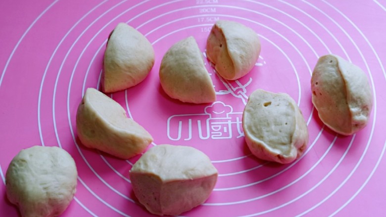 松软老式小面包,发酵好的面团是原来的两倍大,用手摁一下,不回缩,不反弹即为发酵完成,取出揉圆。发酵好的面团分成8等份。,盖上保鲜膜松弛10分钟。