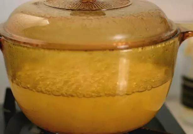 银耳紫薯羹,将银耳倒入清水中,大火煮沸转小火,慢炖至浓稠