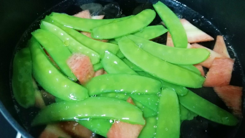 荷兰豆小炒,锅内放水烧开,滴几滴食用油,下入荷兰豆、木耳和红萝卜焯水1分钟,捞出控一下水分备用。