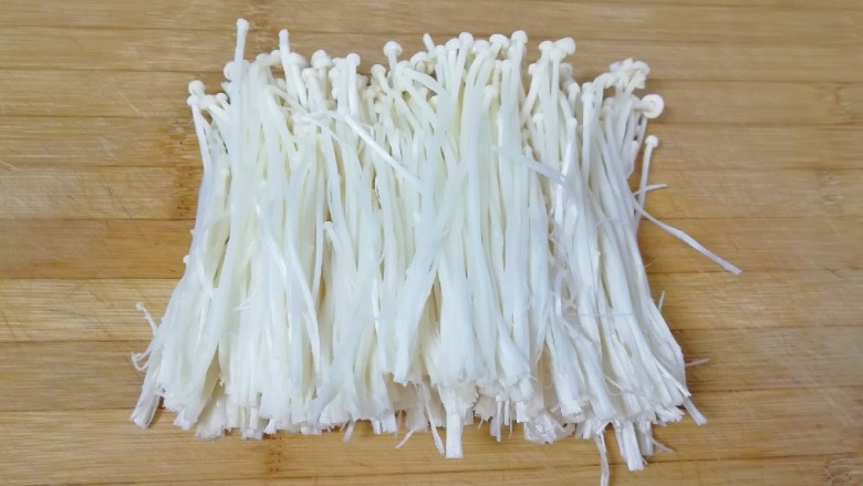 茄汁金针菇,<a style='color:red;display:inline-block;' href='/shicai/ 234'>金针菇</a>切去根部,用手撕开冲洗干净,控一下水分备用。
