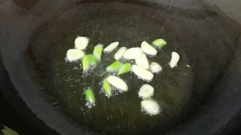 茄汁金针菇,炒锅内倒入适量的食用油烧热,下入葱蒜炒香。