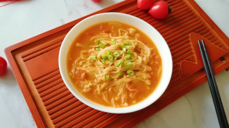 茄汁金针菇,盛出装盘,撒上葱花装饰一下。
