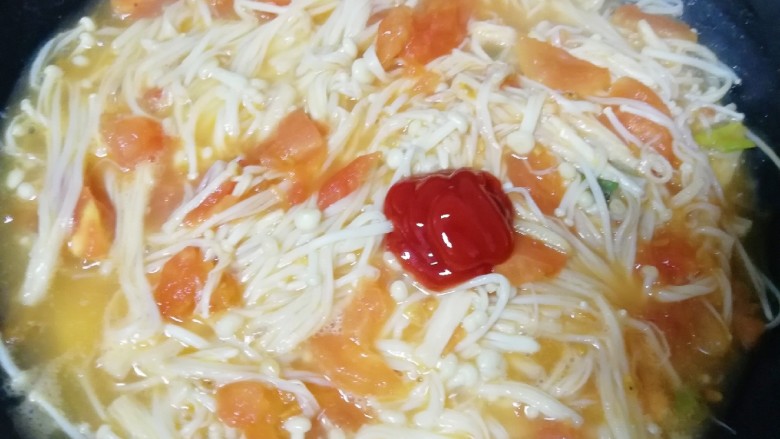 茄汁金针菇,加一点点开水,放<a style='color:red;display:inline-block;' href='/shicai/ 699'>番茄酱</a>翻炒均匀。