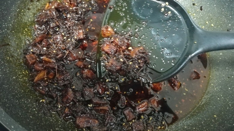 菌菇素辣酱,趁热装密封罐,晾凉以后冷藏保存。