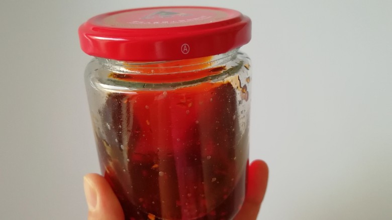 菌菇素辣酱,如果觉得红油太多可以滤出来一些,装在瓶子里,拌凉菜拌包子饺子馅做火锅蘸料都没有问题,味道特别香。