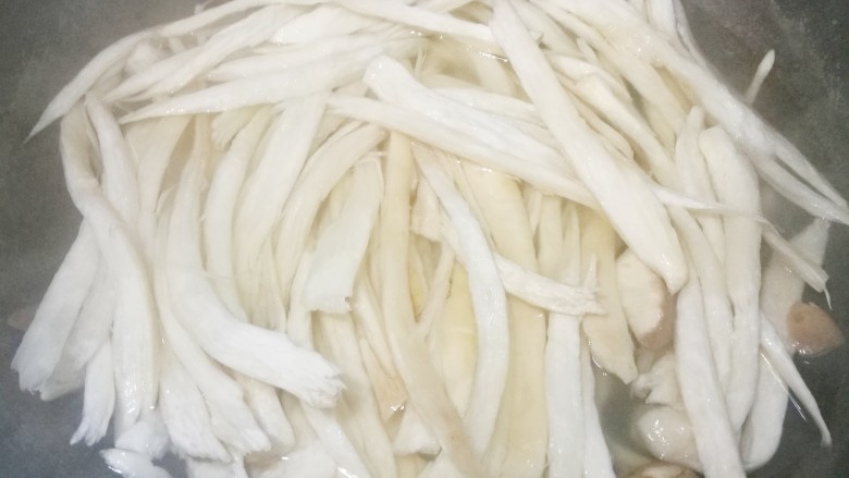 低脂低卡的手撕杏鲍菇,杏鲍菇在水中焯水3分钟,青红椒焯水迅速捞出。