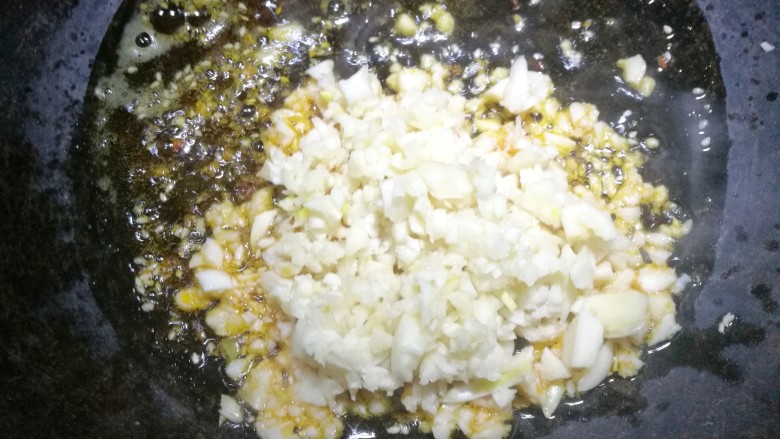 超级爽口的凉拌腐竹,另起锅倒入食用油,油温六成热时,放入大蒜爆香。