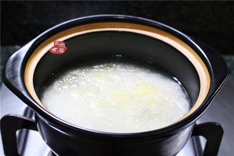 五花肉咸鱼煲仔饭,倒入大米,再加上200克左右的清水。
