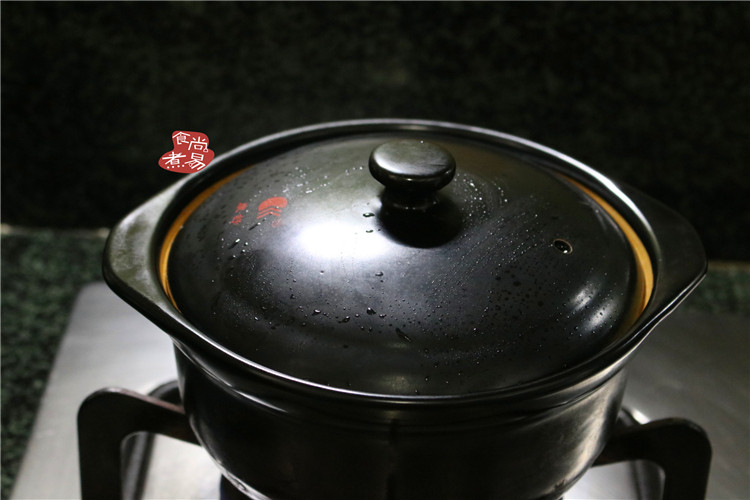 五花肉咸鱼煲仔饭,遮上锅盖,中火煲15分钟左右,隔5分钟移动一下砂锅,煲米饭期间不要打开盖,让锅底均匀接触火点,这样就不会固定加热一个位置,不会糊锅。煲至米饭膨胀,水分略干,打开锅盖能看见米饭表面有均匀而密集的气孔。