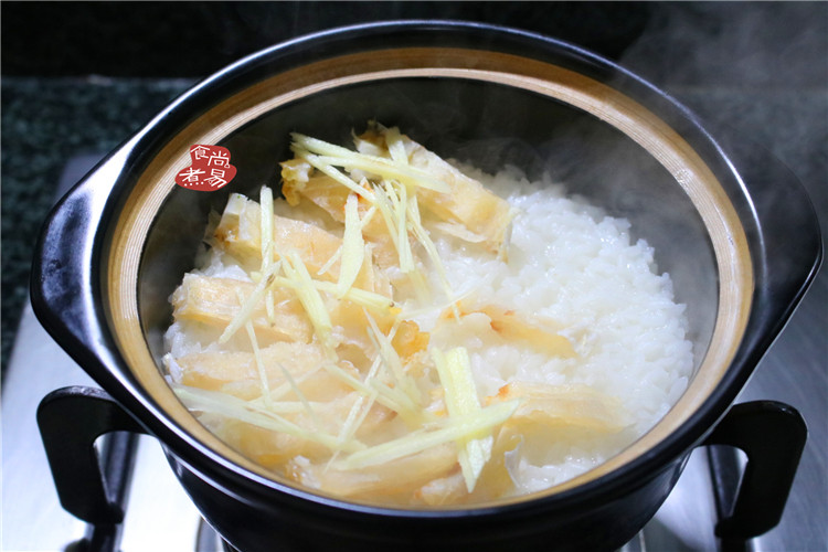 五花肉咸鱼煲仔饭,将马友鱼干铺在米饭上面,再铺一层姜丝,姜丝有增香去腥的作用。