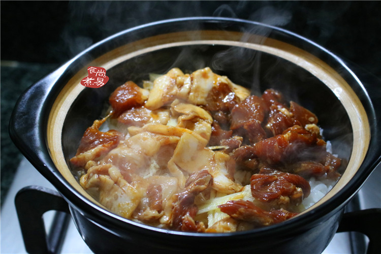五花肉咸鱼煲仔饭,再把腌过的五花肉铺在咸鱼上面,迅速遮上锅盖,继续中小火煲12分钟左右。