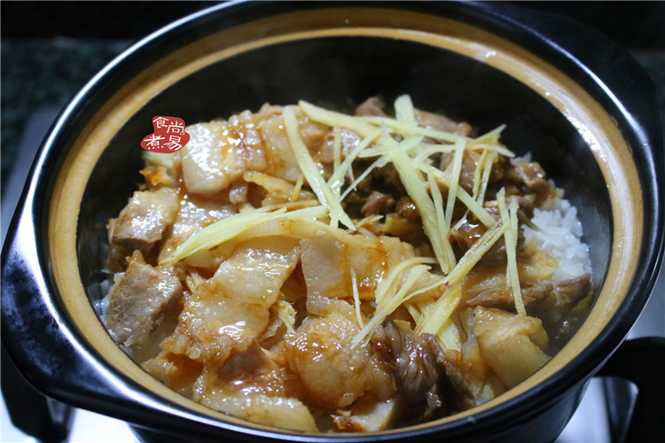 五花肉咸鱼煲仔饭,五花肉经过加热,油脂刚好被鱼干吸收,五花肉肥而不腻,油润甘香。
