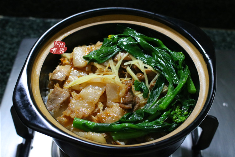 五花肉咸鱼煲仔饭,捞起铺在米饭上面,蔬菜按自己喜好变换,不一定要用菜心,包菜、大白菜、茼蒿、香麦、红薯苗、荷兰豆、西蓝花等均可