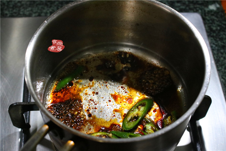 五花肉咸鱼煲仔饭,奶锅继续烧热,倒入1勺食用油,1汤匙酱油、加入辣椒片煮沸后拌匀。