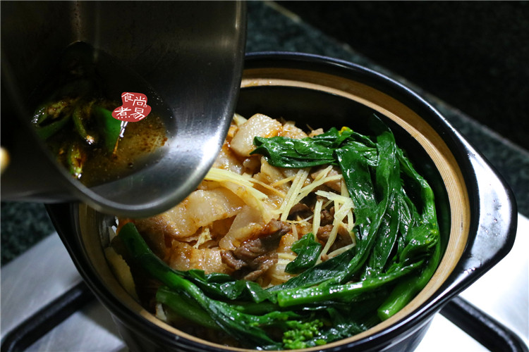 五花肉咸鱼煲仔饭,淋在煲仔饭的菜肉上面,即时发出嗤啦啦的声音,香气扑面而来,整锅端到餐桌上,用饭勺拌匀米饭即可食用。