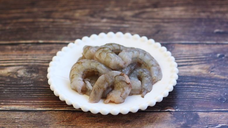 虾仁笃面筋(天津菜),将鲜虾去壳,剔去虾线,剥成虾仁。把虾仁放在一个容器里,放少许<a style='color:red;display:inline-block;' href='/shicai/ 718'>料酒</a>、淀粉,一小捏盐,1小勺的食用油,用手轻轻抓匀,腌制片刻备用(盐一定少放,虾仁略有盐即可)。