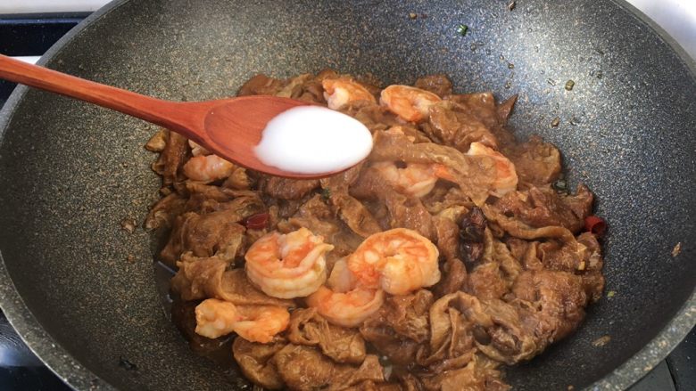 虾仁笃面筋(天津菜),淋入适量的水淀粉。