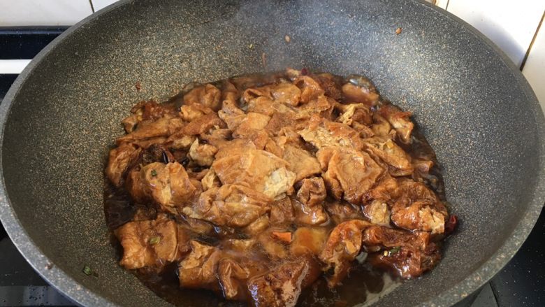 虾仁笃面筋(天津菜),倒入沥干水份的油面筋翻炒几下,加入1小碗的高汤(或者清水)。