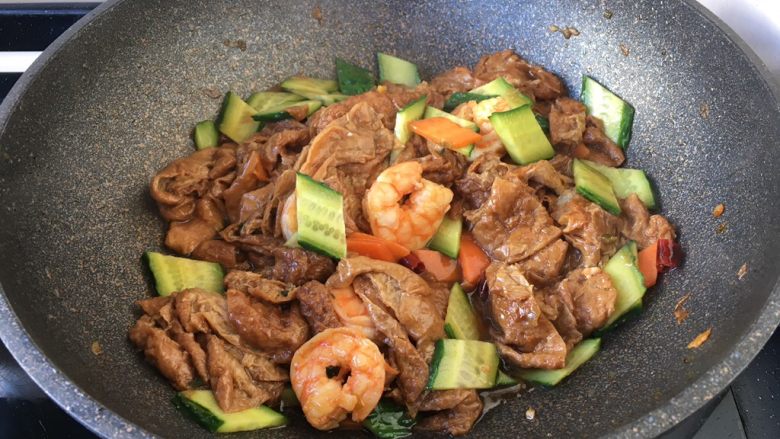 虾仁笃面筋(天津菜),翻炒均匀,关火,盛出装盘。