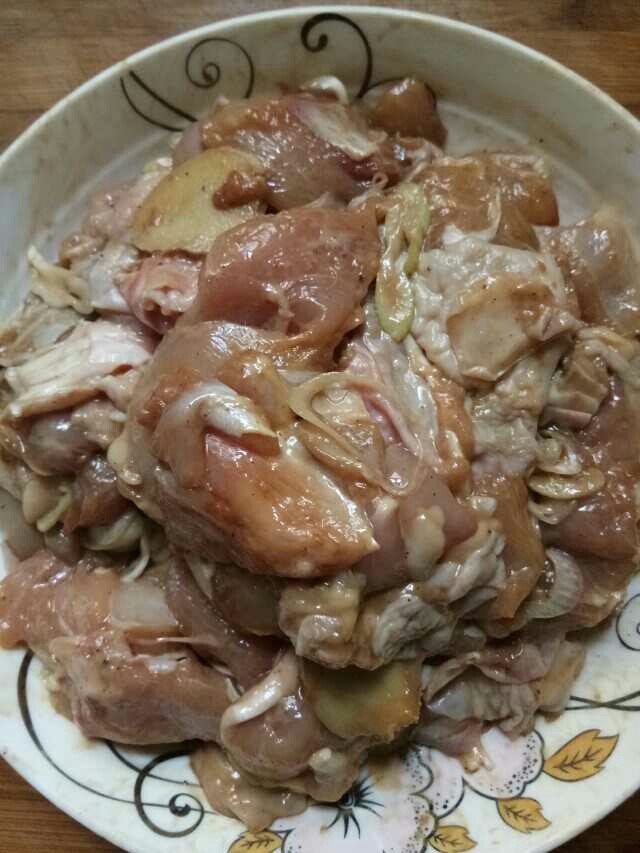 鸡腿肉炒香菇~很鲜哦!,加一勺酱油,一勺蚝油,一勺料酒,少许胡椒粉,一半葱丝,一点姜丝,腌制一会
目的就是去腥入味些,这些可按个人口味添加