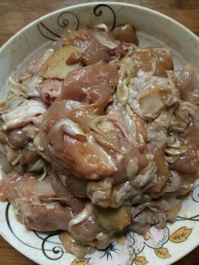 鸡腿肉炒香菇～很鲜哦！,加一勺酱油，一勺蚝油，一勺料酒，少许胡椒粉，一半葱丝，一点姜丝，腌制一会
目的就是去腥入味些，这些可按个人口味添加
