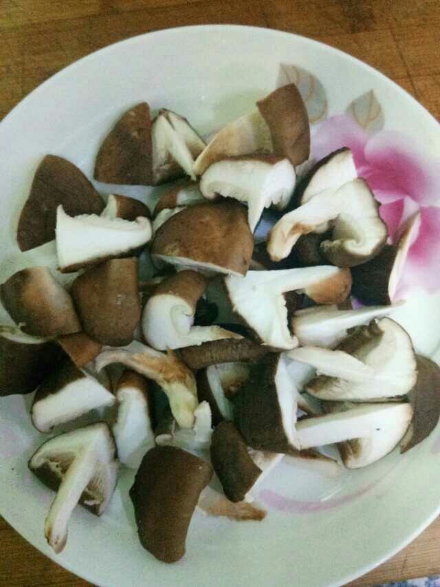 鸡腿肉炒香菇~很鲜哦!,<a style='color:red;display:inline-block;' href='/shicai/ 230'>香菇</a>切小块