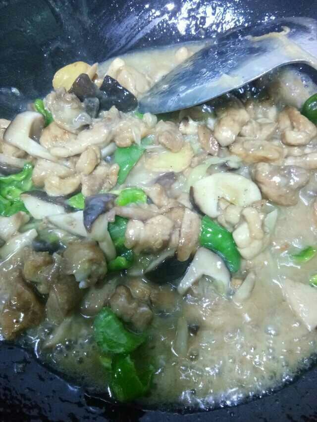 鸡腿肉炒香菇~很鲜哦!,鸡肉变色就可以加香菇甜椒了,
加少量水焖七八分钟尝看熟了没,
看咸淡加盐即可!