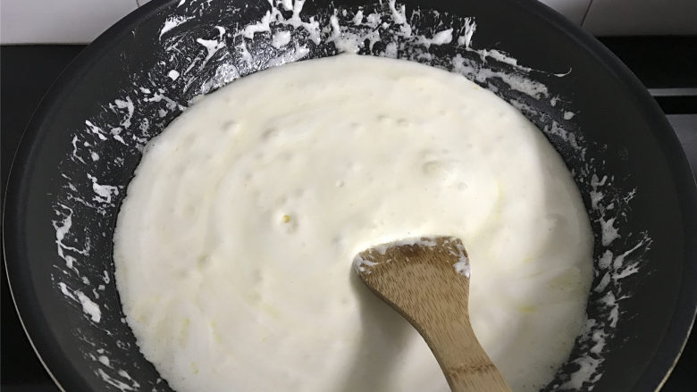 蔓越莓牛轧糖,开小火,用勺子不断搅拌让棉花糖充分融化。