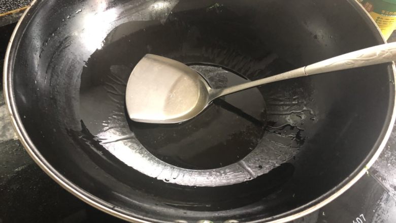 香菇炒青菜,锅里烧热放入油,减肥的话油还可以少一点。