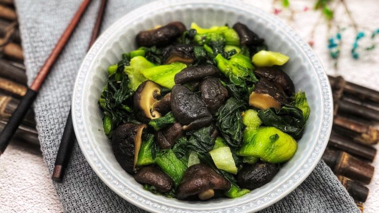 香菇炒青菜,这道香菇青菜用料简单但是味道美味,特别受欢迎。