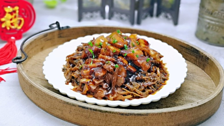 金牌天津扣肉#猪五花#,将芡汁淋在五花肉上即可,撒上葱花。