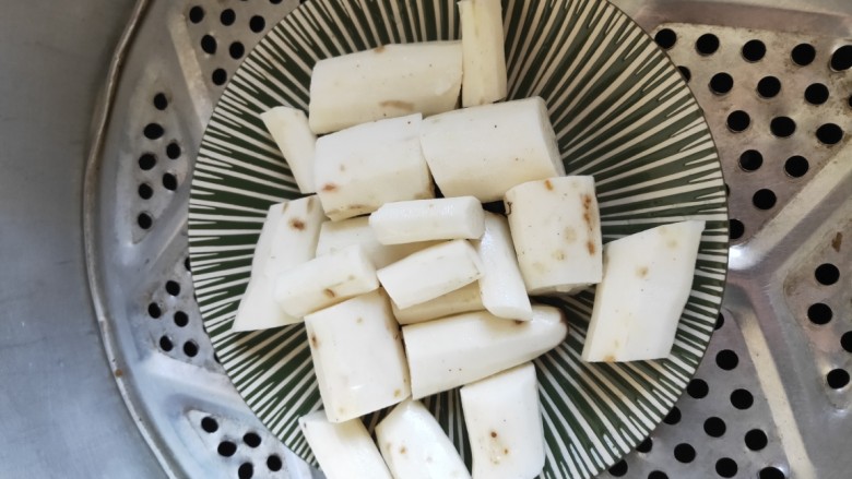 蓝莓山药新吃法,山药不用压成泥,只需要蒸熟即可,切好的山药放入锅内,盖上盖子蒸熟。
