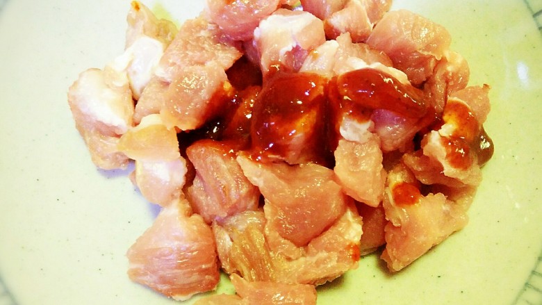 #猪年#新奥尔良小酥肉,把<a style='color:red;display:inline-block;' href='/shicai/ 4430'>里脊肉</a>切成大拇指大小的丁,放入烧烤酱,抓匀腌制一夜