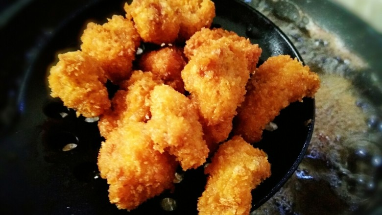 #猪年#新奥尔良小酥肉,再后来看到定型并微微上色时,转大火炸到金黄酥脆,如图,就可以捞出