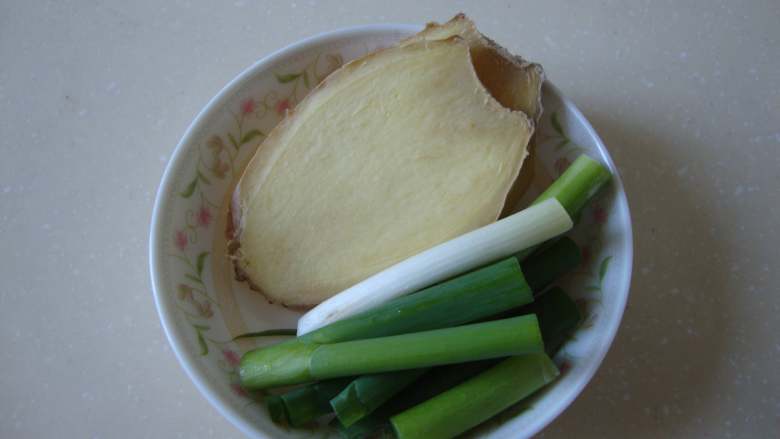 鸡汁萝卜,葱姜、<a style='color:red;display:inline-block;' href='/shicai/ 131'>香菜</a>改刀,鸡油切小块