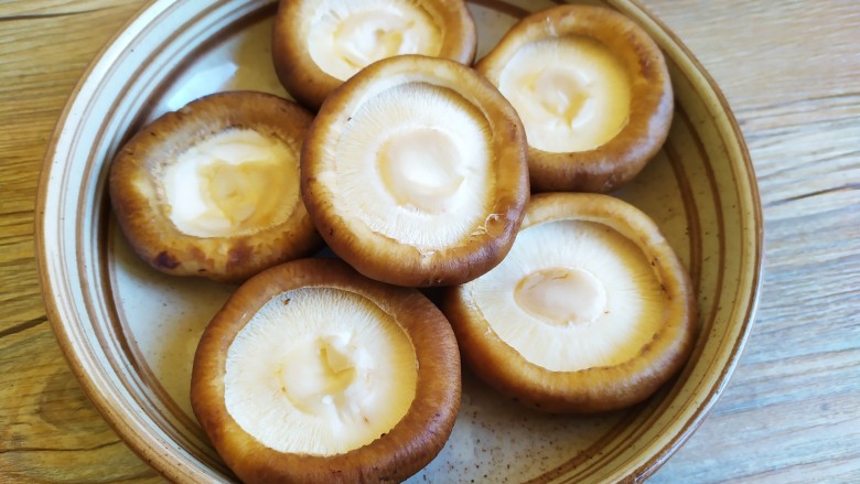 香菇烤蛋,杏鲍菇去掉根部