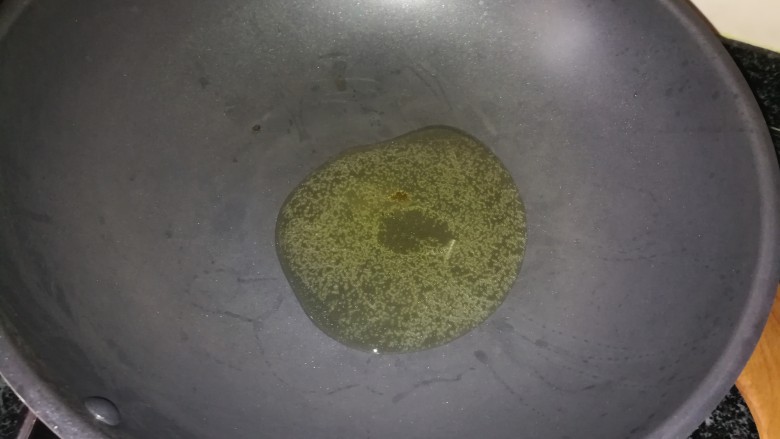 这炒饭美容养颜,益智补脑,好看更好吃,孩子吃了还想吃,锅热,下油